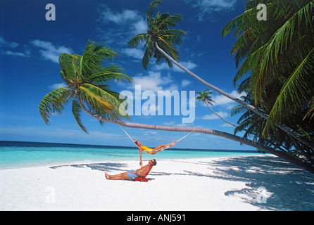 Paar auf weißen sandigen Ufer des Süd Male Atoll in Malediven-Insel Stockfoto