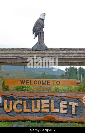 Besucher Willkommen Schild am Eingang nach Ucluelet an der nördlichen Spitze von Vancouver Island, BC Kanada Stockfoto