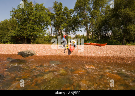 KAJAKFAHRER PREP KAJAKS AM STRAND FÜR DEN START IN LAKE SUPERIOR ENTLANG MINNESOTA NORTH SHORE Stockfoto