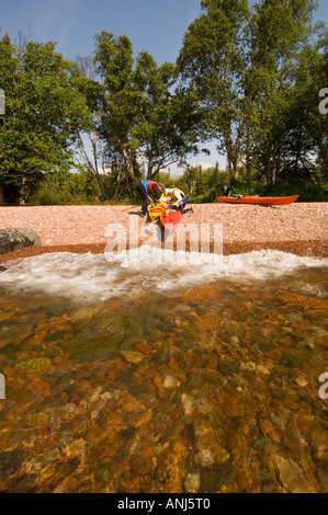 KAJAKFAHRER PREP KAJAKS AM STRAND FÜR DEN START IN LAKE SUPERIOR ENTLANG MINNESOTA NORTH SHORE Stockfoto