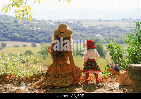 Mutter und Kind ruht am Straßenrand in der Provence Stockfoto