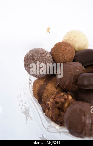 Milchschokolade Sortiment Weihnachten Frestive Essen Geschenk weißen Hintergrund Studio gedreht Trüffel Schachtel Pralinen Bio chocolat Stockfoto