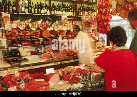 Kleine lokale Metzgerei in Paris Vorort Stockfoto