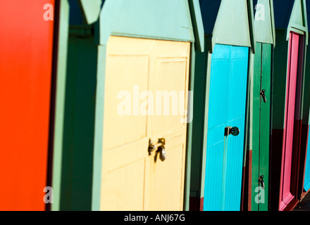 Farbenfrohe Strandhütten an Hove Küste East Sussex England UK Stockfoto
