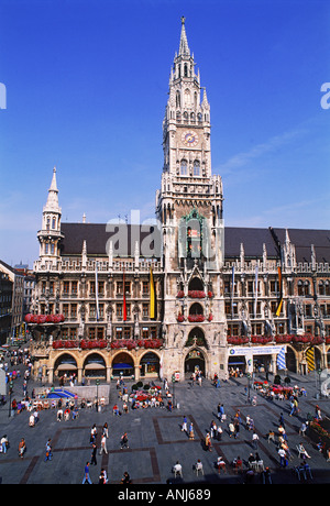 Das neue Rathaus und Straßencafés am Marienplatz in München Stockfoto