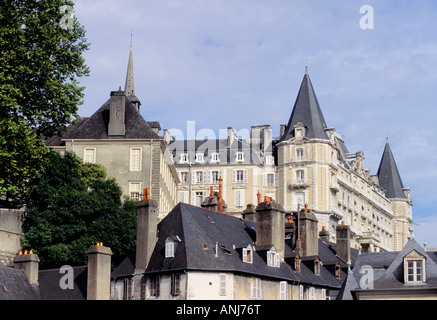 Pau,Frankreich Chateau Henri IV. Mittelalterliche Burg Befestigung Wahrzeichen Denkmal in den Pyrenäen Atlantique. Gave de Pau Stockfoto