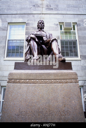 USA Cambridge Massachusetts Harvard University Statue von John Harvard in Vor dem Universitätsgebäude Stockfoto