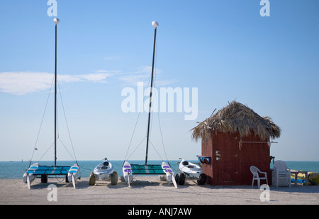 Katamarane und strohgedeckten Strandhütte Stockfoto