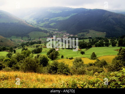 Spanien, Asturien, Santander, Picos de Europa, Baskenland. Landschaftlich reizvolle Landschaft von Ackerland in den Kantabrischen Bergen an einem nebligen Tag Stockfoto