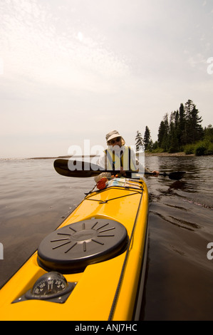 EIN KAJAKFAHRER PADDEL DURCH IN DER MÜNDUNG DES FLUSSES BRULE AUF DEM LAKE SUPERIOR FAHRWASSER AUF MINNESOTA NORTH SHORE Stockfoto