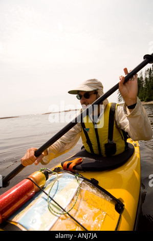 EIN KAJAKER PADDELT DURCH IN DER MÜNDUNG DES FLUSSES BRULE WASSER ENTLANG LAKE SUPERIOR Stockfoto