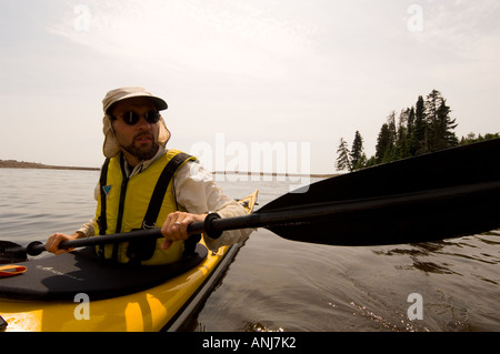 EIN KAJAKER PADDELT DURCH IN DER MÜNDUNG DES FLUSSES BRULE WASSER ENTLANG LAKE SUPERIOR Stockfoto