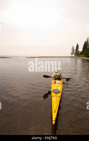 EIN KAJAKER PADDELT DURCH IN DER MÜNDUNG DES FLUSSES BRULE WASSER ENTLANG LAKE SUPERIOR Stockfoto