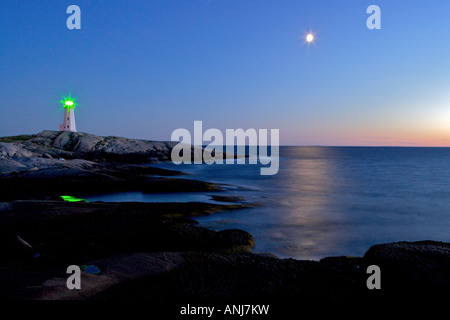 Peggys Cove Ligthhouse und Mond während der blauen Stunde Peggys Cove, St. Margarets Bay, Lighthouse Route, Nova Scotia, Kanada. Stockfoto