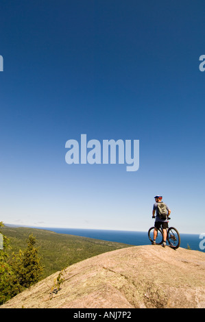 EIN MOUNTAINBIKER NIMMT IN DER ANSICHT DES LAKE SUPERIOR VON CARLTON GIPFEL Stockfoto