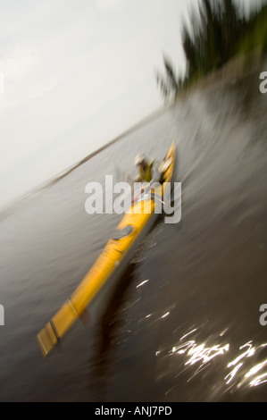 EIN KAJAKER PADDELT DURCH IN DER MÜNDUNG DES FLUSSES BRULE WASSER ENTLANG LAKE SUPERIOR Stockfoto