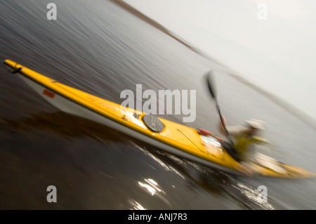 EIN KAJAKER PADDELT DURCH IN DER MÜNDUNG DES FLUSSES BRULE WASSER ENTLANG LAKE SUPERIOR Stockfoto