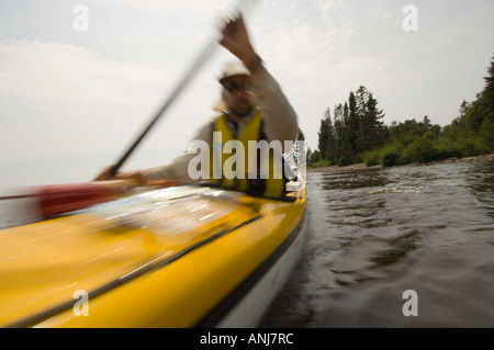 EIN KAJAKER PADDELT DURCH IN DER MÜNDUNG DES FLUSSES BRULE WASSER ENTLANG LAKE SUPERIOR Stockfoto