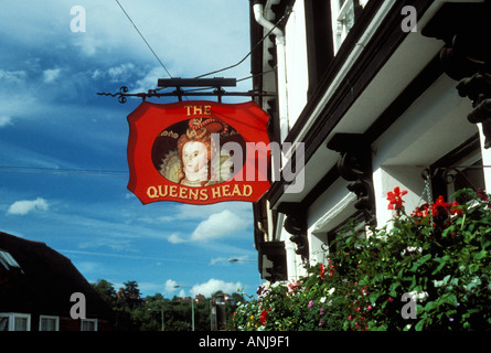 Das Queens Head Pub Schild England Stockfoto