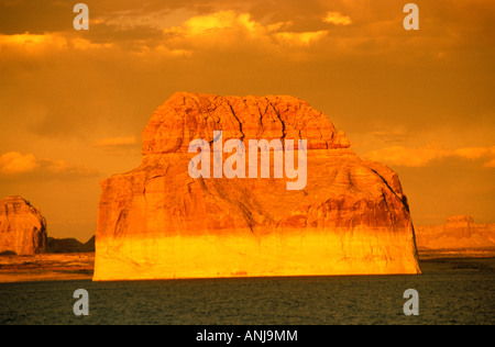 AZ Arizona Lake Powell in der Nähe von Grand-Canyon-Nationalpark malerische Lone Rock auf Utah Grenze Sonnenuntergang Stockfoto