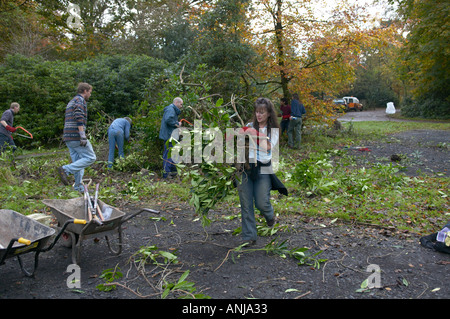 Naturschutz-freiwillige clearing ein Stück Brachland Stockfoto