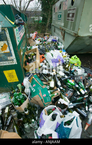 Eine volle Flasche Bank überfüllt mit Flaschen werden recycelt Ambleside UK Stockfoto