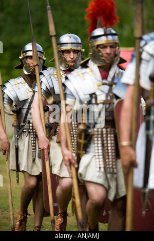 Römische Soldaten marschieren mit Schilden und Waffen in einer römischen Armee Reenactment, Chedworth Villa, Gloucestershire Stockfoto