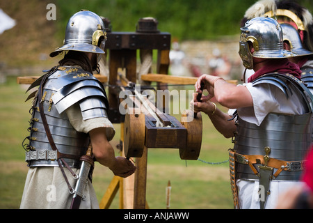 Akteure zeigen die Verwendung von der Ballista im römischen Heer Reenactment, Chedworth Villa, Gloucestershire, UK Stockfoto