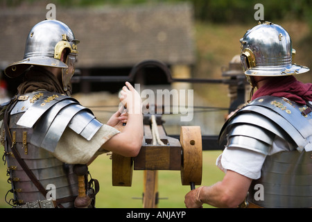 Akteure zeigen die Verwendung von der Ballista im römischen Heer Reenactment, Chedworth Villa, Gloucestershire, UK Stockfoto