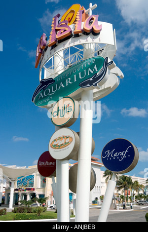 Ortseingangsschild nach La Isla Shopping Village, Cancun, Halbinsel Yucatan, Mexiko Stockfoto