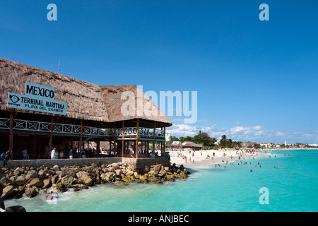 Ferry Terminal nach Cozumel am Strand in Playa del Carmen, Riviera Maya, Halbinsel Yucatan, Mexiko Stockfoto