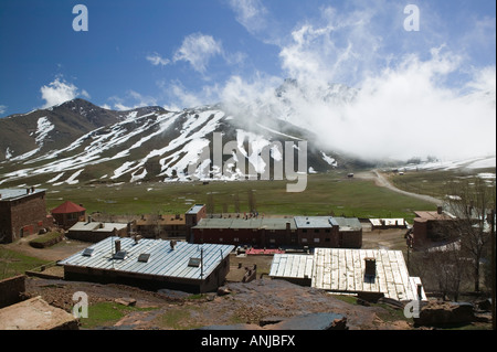 Marokko, südlich von Marrakesch, OUKAIMEDEN: Skigebiet in den hohen Atlas-Gebirge (e. 2600 m) Frühling Stadt Blick Stockfoto