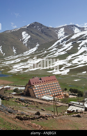 Marokko, südlich von Marrakesch, OUKAIMEDEN. Skigebiet in den hohen Atlas Gebirge Frühling Stadt Ansicht mit Hotel Kenzi Louka Stockfoto