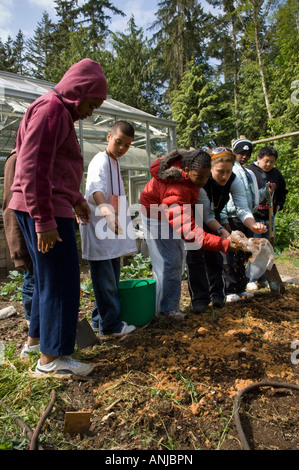 100 4. und 5. Klässler von John Muir Elementary School verbringen Sie 4 Tage im Freien und ökologische Aktivitäten. Stockfoto