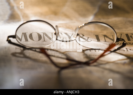 Brillen auf Finanzzeitung Stockfoto