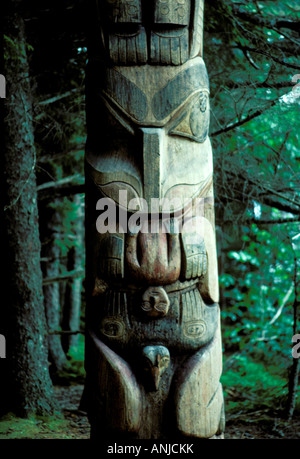 AK Alaska Sitka National Historic Park Totempfahl im Regenwald Regenwald indianische Kunst indische Holzschnitzerei Holzschnitzerei Stockfoto