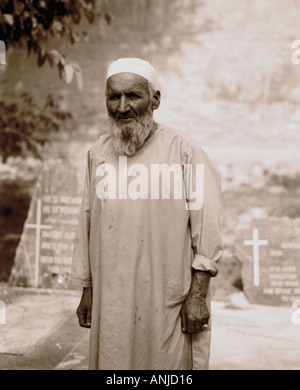 Schwarz weiße Porträt von Rahim Mullar und die britische Gedenktafeln auf dem Europäischen Friedhof In Kabul Afghanistan Juni 2003 Stockfoto