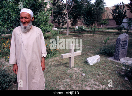 Der Hausmeister des Europäischen Friedhof Togoerin Ghora Rahim Müller steht neben den Gräbern pflegt er Kabul-Afghanistan Stockfoto