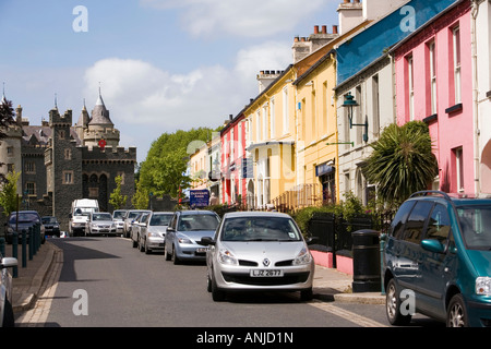 UK Nordirland County Down Killyleagh High Street mit Blick auf die Burg Stockfoto