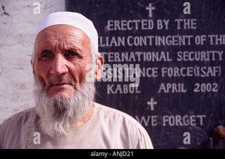 Der Hausmeister des Europäischen Friedhof Togoerin Ghora Rahim Müller steht neben italienischen Memorial Plaque Kabul Afghanistan 2003 Stockfoto