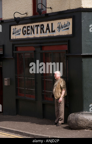 UK Nordirland County Down Killyleagh Mann stand Rauchen außerhalb der zentralen Bar Catherine Street Stockfoto