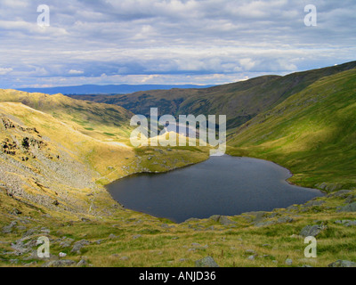 Blick auf kleine Wasser mit Haweswater hinter in Lake District National Park, Cumbria, England Stockfoto