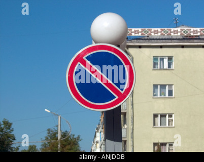 Keine Wartezeiten-Zeichen angebracht, um am Fußgängerüberweg in Gomel-Belarus Leuchtfeuer Stockfoto