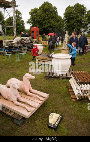 Hertfordshire Knebworth House Salvo architektonische Reclamation Messe Besucher Exponate betrachten Stockfoto