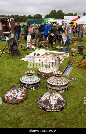 Hertfordshire Knebworth House Salvo architektonische Reclamation Messe Tiffany Stil Glasmalerei Lampenschirme Stockfoto