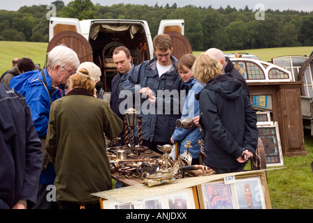 Hertfordshire Knebworth House Salvo architektonische Reclamation Messe Besucher betrachten Haushaltsgegenstände Stockfoto