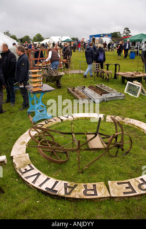 Hertfordshire Knebworth House Salvo architektonische Reclamation Messe Besucher Exponate betrachten Stockfoto