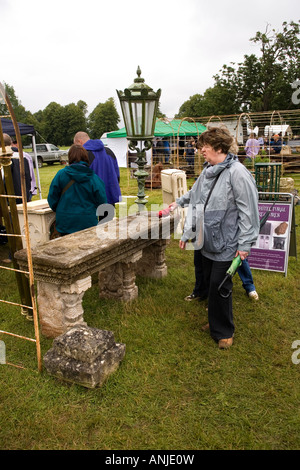 Hertfordshire Knebworth House Salvo architektonische Reclamation Messe Besucher betrachten alte steinerne ballustrade Stockfoto