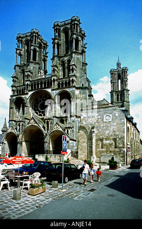 Die Westfassade der Kathedrale Nôtre-Dame in Laon Stockfoto