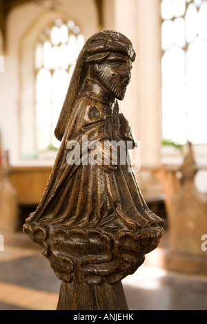 UK Suffolk Blythburgh Dorf All Saints Church mittelalterlichen männlichen Pew Ende Figur gekleidet in der Kleidung des Mittelalters Stockfoto